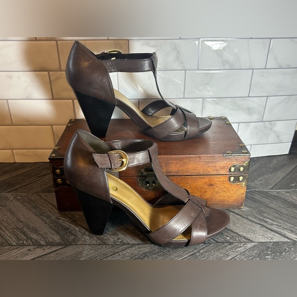 Me Too Small Heeled Brown Leather Upper Sandals EUC size 8.5 fits an 8 as well - Picture 3 of 9